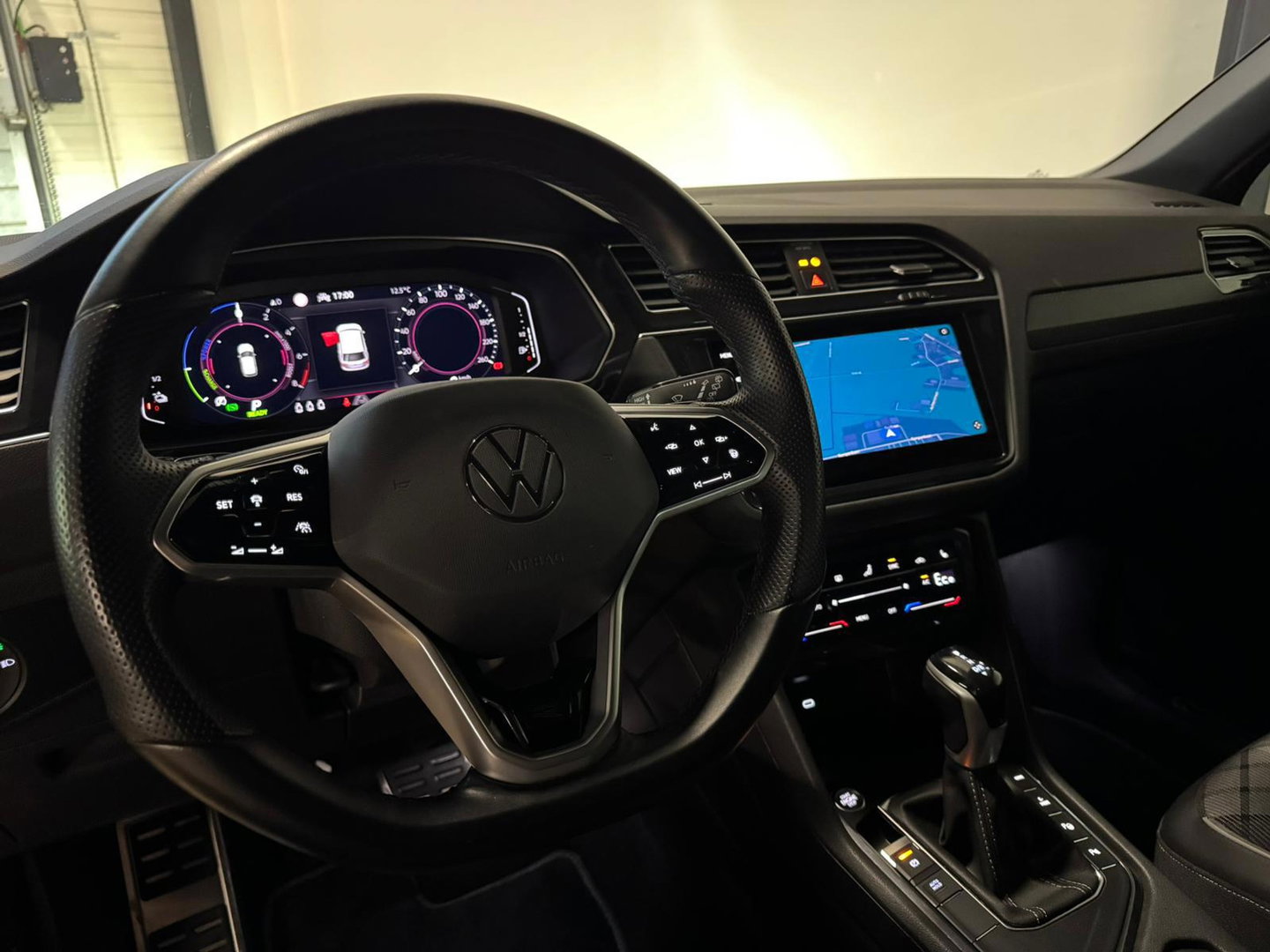 Volkswagen Tiguan 1.4 TSI eHybrid R-Line Business+ PANO KEYLESS CAM