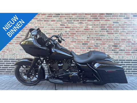 Harley Davidson 114 FLTRX Road Glide CVO Black Out 