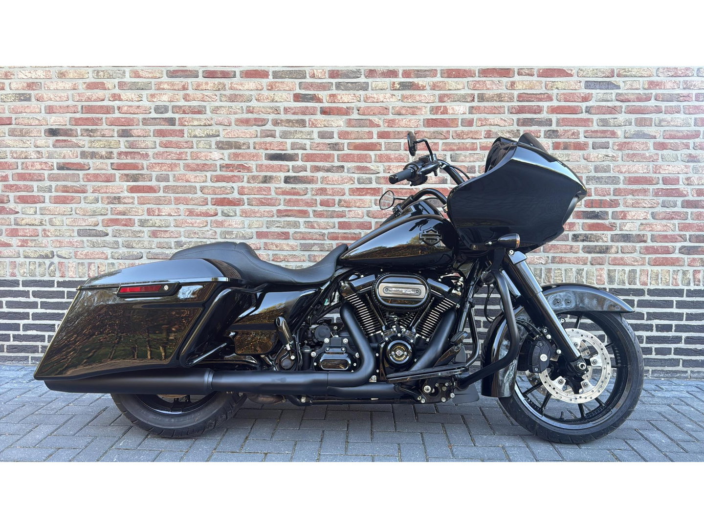 Harley Davidson 114 FLTRX Road Glide CVO Black Out 