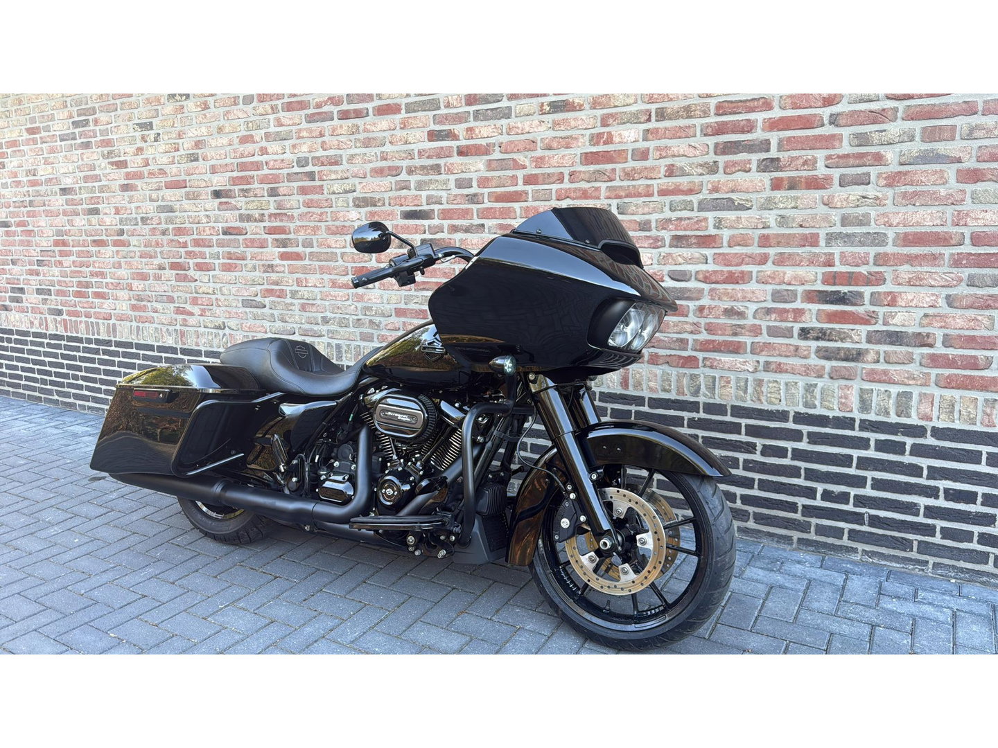 Harley Davidson 114 FLTRX Road Glide CVO Black Out 