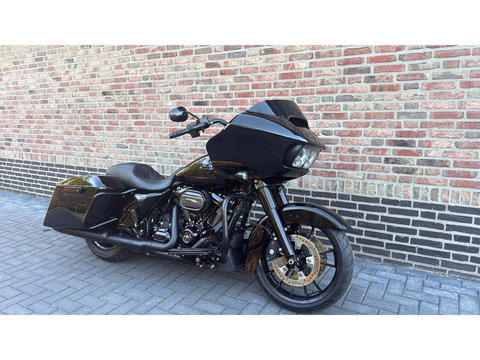 Harley Davidson 114 FLTRX Road Glide CVO Black Out 