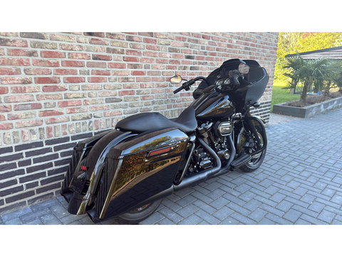 Harley Davidson 114 FLTRX Road Glide CVO Black Out 