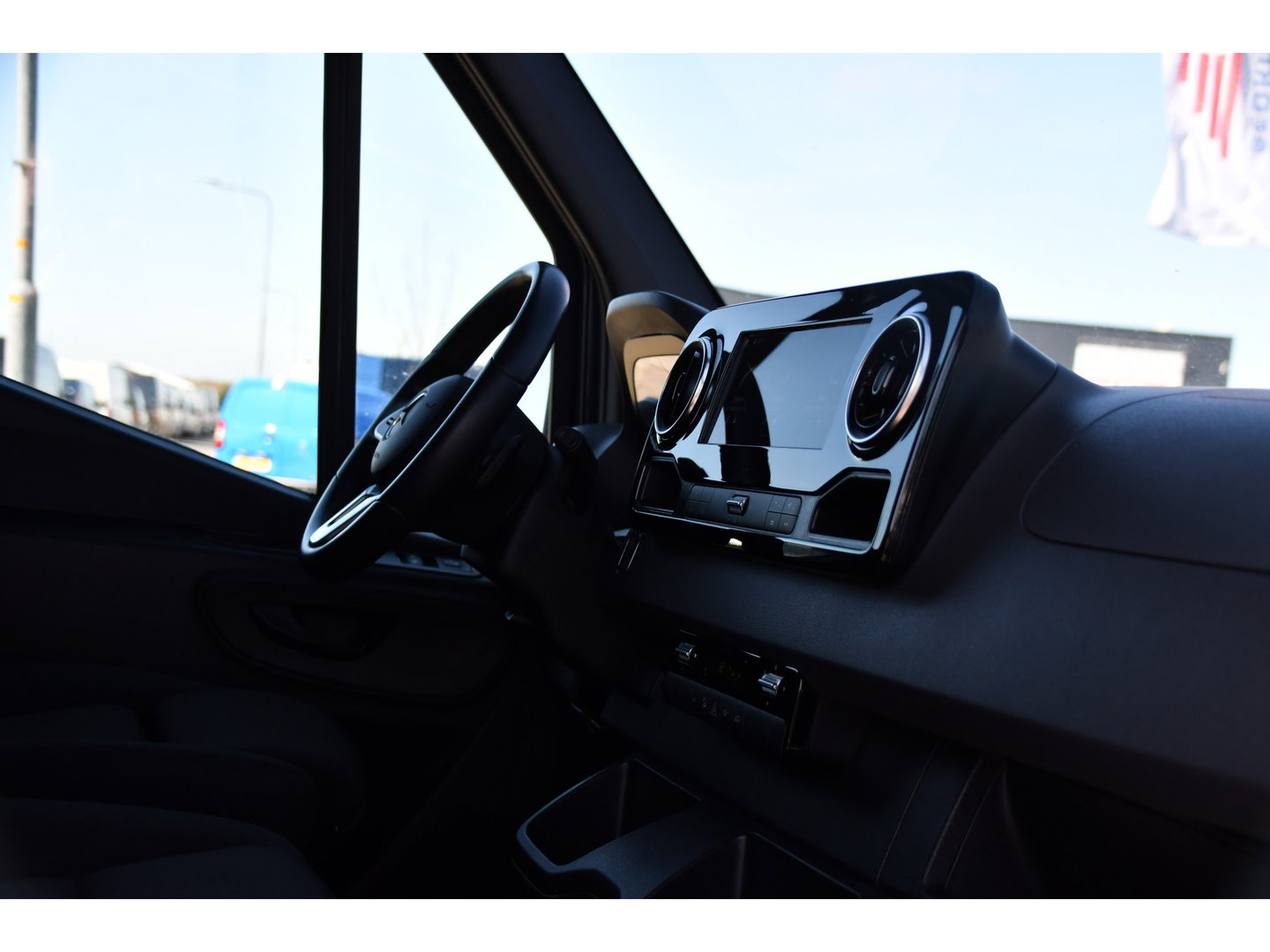 Mercedes-Benz Sprinter 319 V6 3.0 CDI L2H2 DC PB Edition Cruise, 360 Camera, Carplay, LED, 190pk, Virtual, Geveerde stoel, NAVI, Automaat, Uniek!