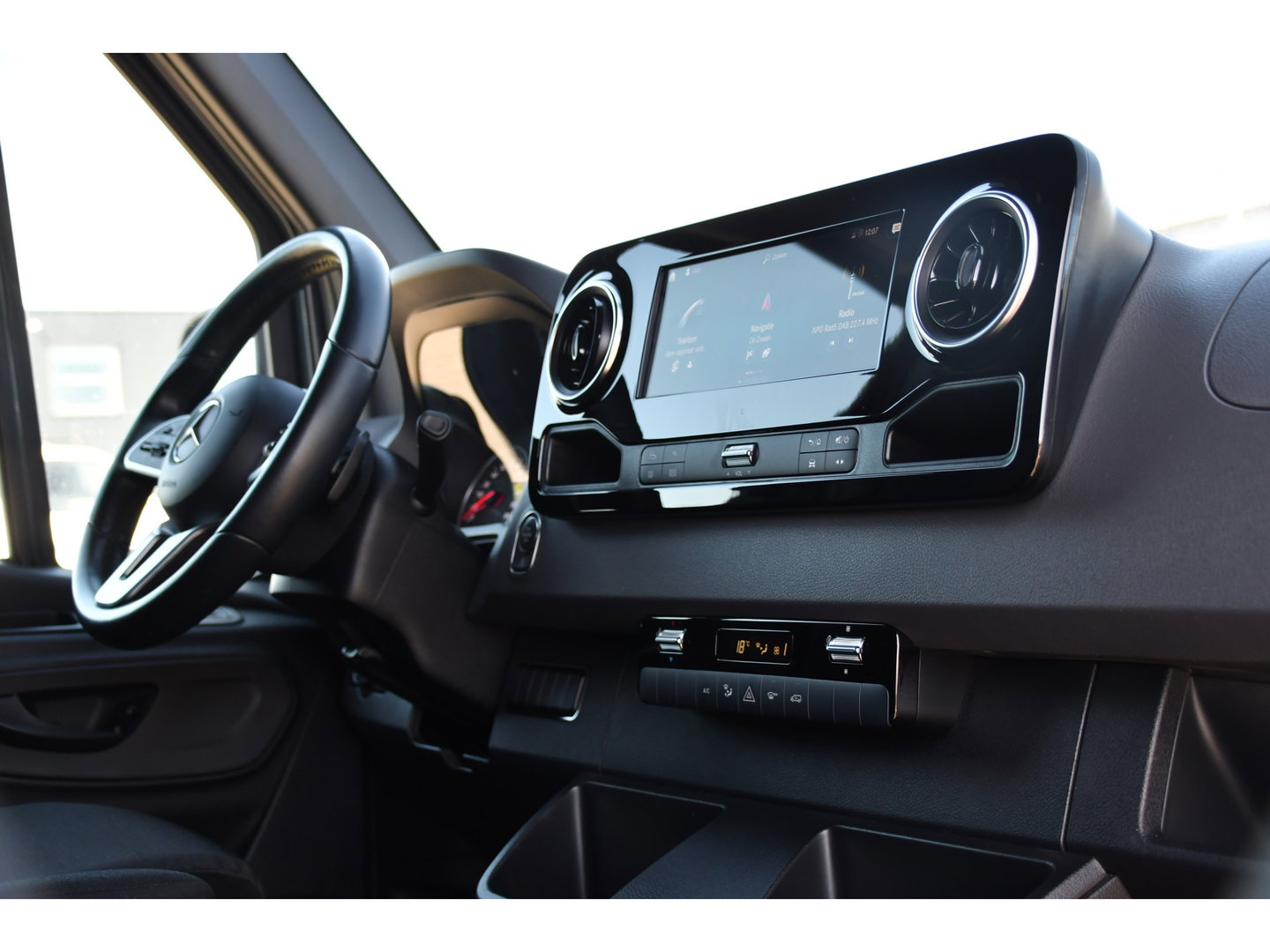 Mercedes-Benz Sprinter 319 V6 3.0 CDI L2H2 DC PB Edition Cruise, 360 Camera, Carplay, LED, 190pk, Virtual, Geveerde stoel, NAVI, Automaat, Uniek!