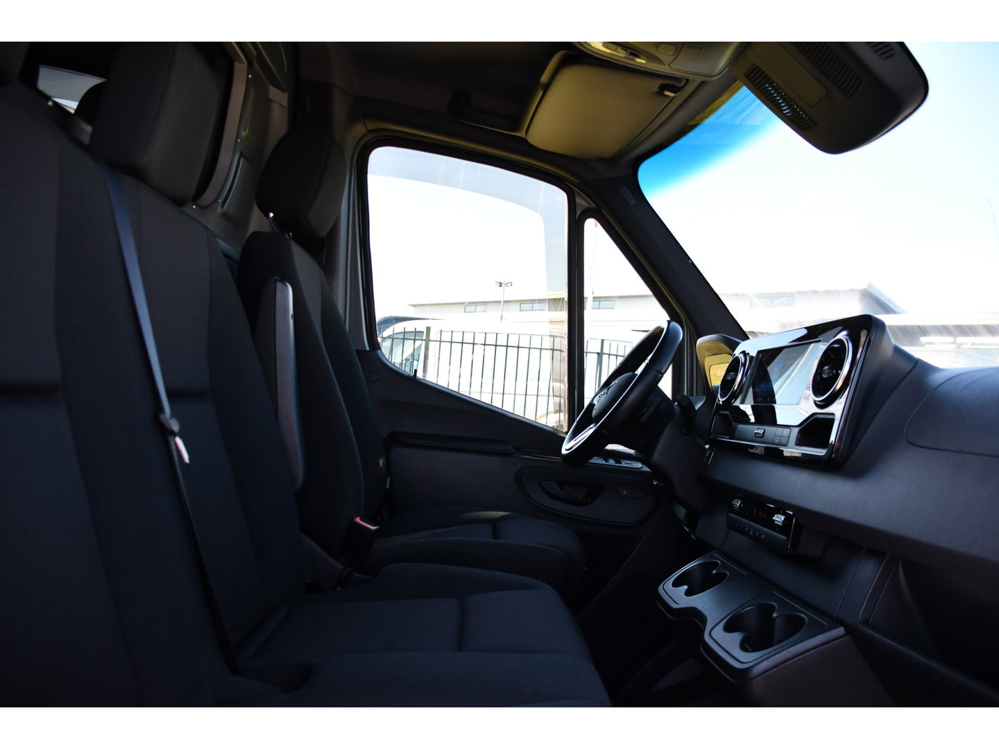 Mercedes-Benz Sprinter 319 V6 3.0 CDI L2H2 PB Edition MARGE! Adaptieve Cruise, Camera, Carplay, 190pk, LED, Stoelverwarming, Multimedia, Automaat, Uniek!