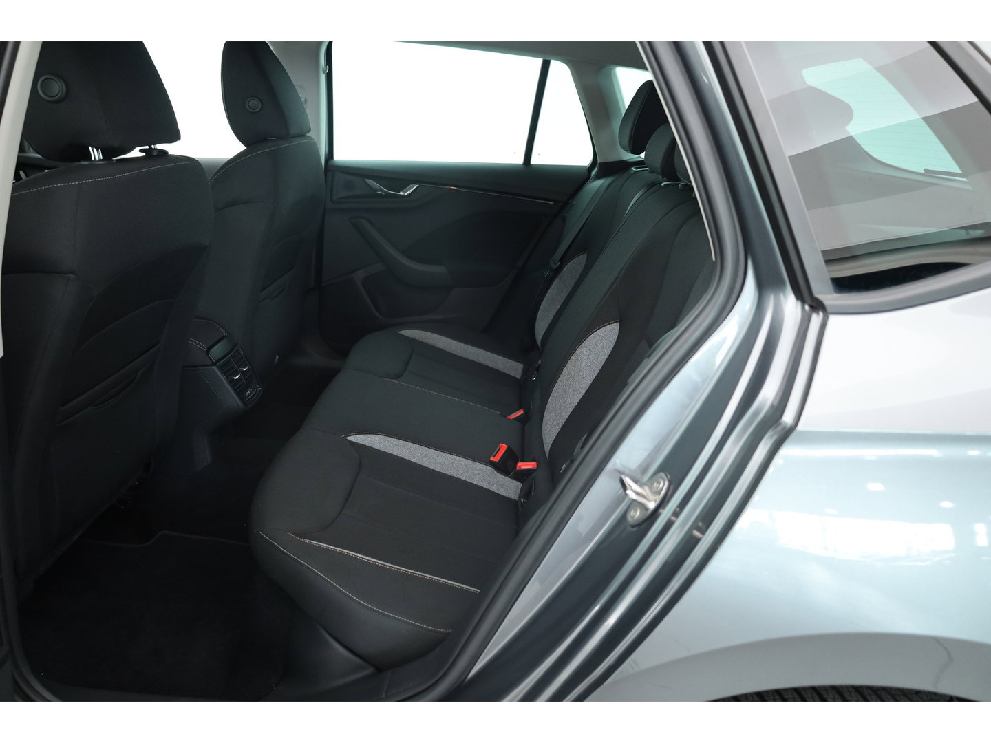 Škoda Kamiq 1.5 TSI ACT Sport 150pk | Digi. Cockpit | Camera | Stoelverw. | PDC | Apple CarPlay | All Seasons | 17'' | Cruise |