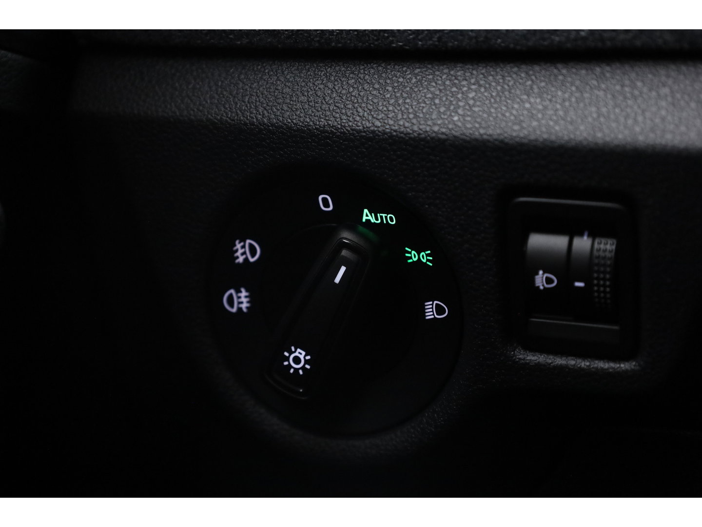 Škoda Kamiq 1.5 TSI ACT Sport 150pk | Digi. Cockpit | Camera | Stoelverw. | PDC | Apple CarPlay | All Seasons | 17'' | Cruise |