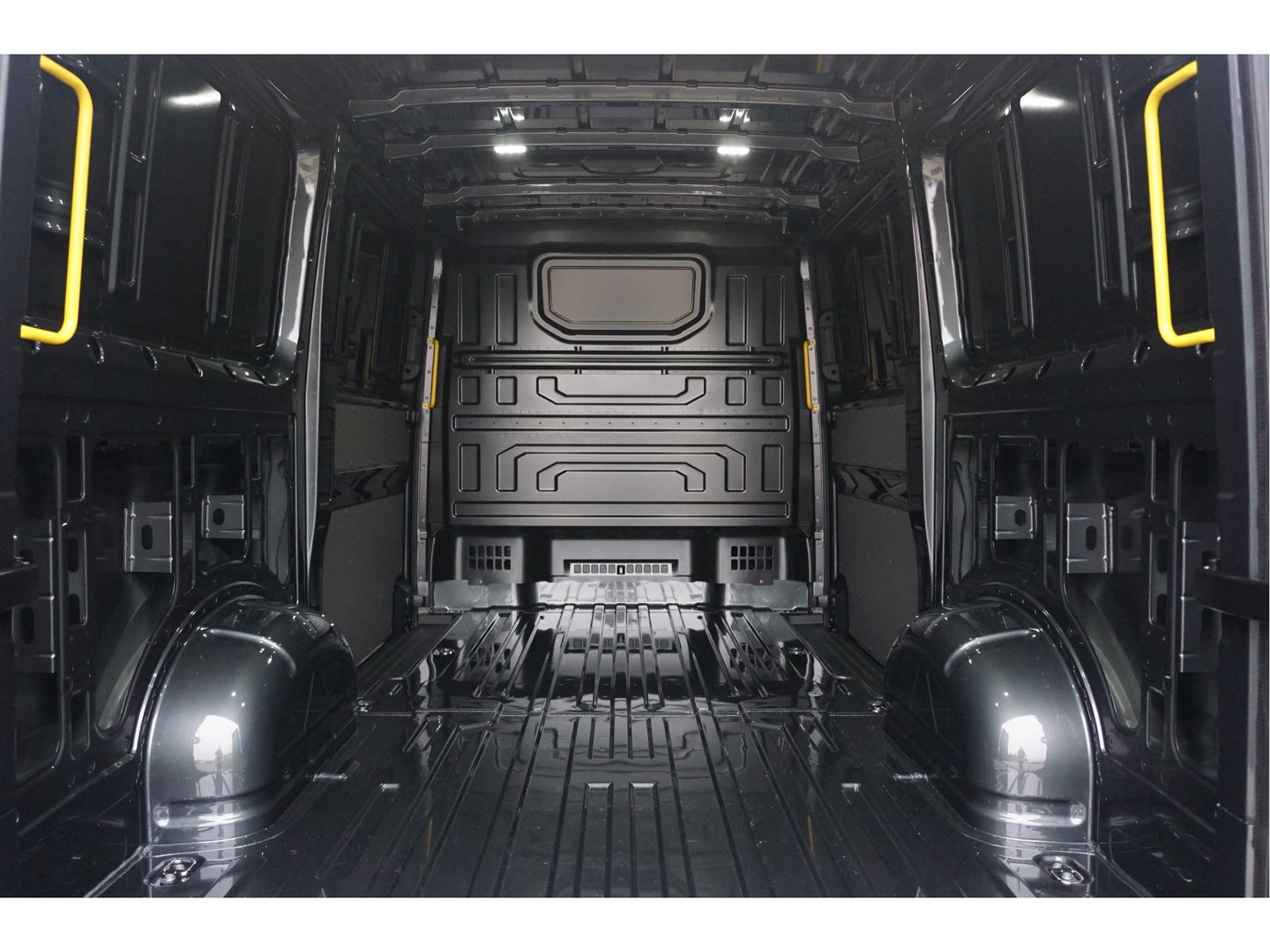 Volkswagen Crafter 35 177PK L3H2 AUT Facelift BPM VRIJ!! 13" Navi, Cam, Gev. Stoel, Alarm, LED!! NR. 424