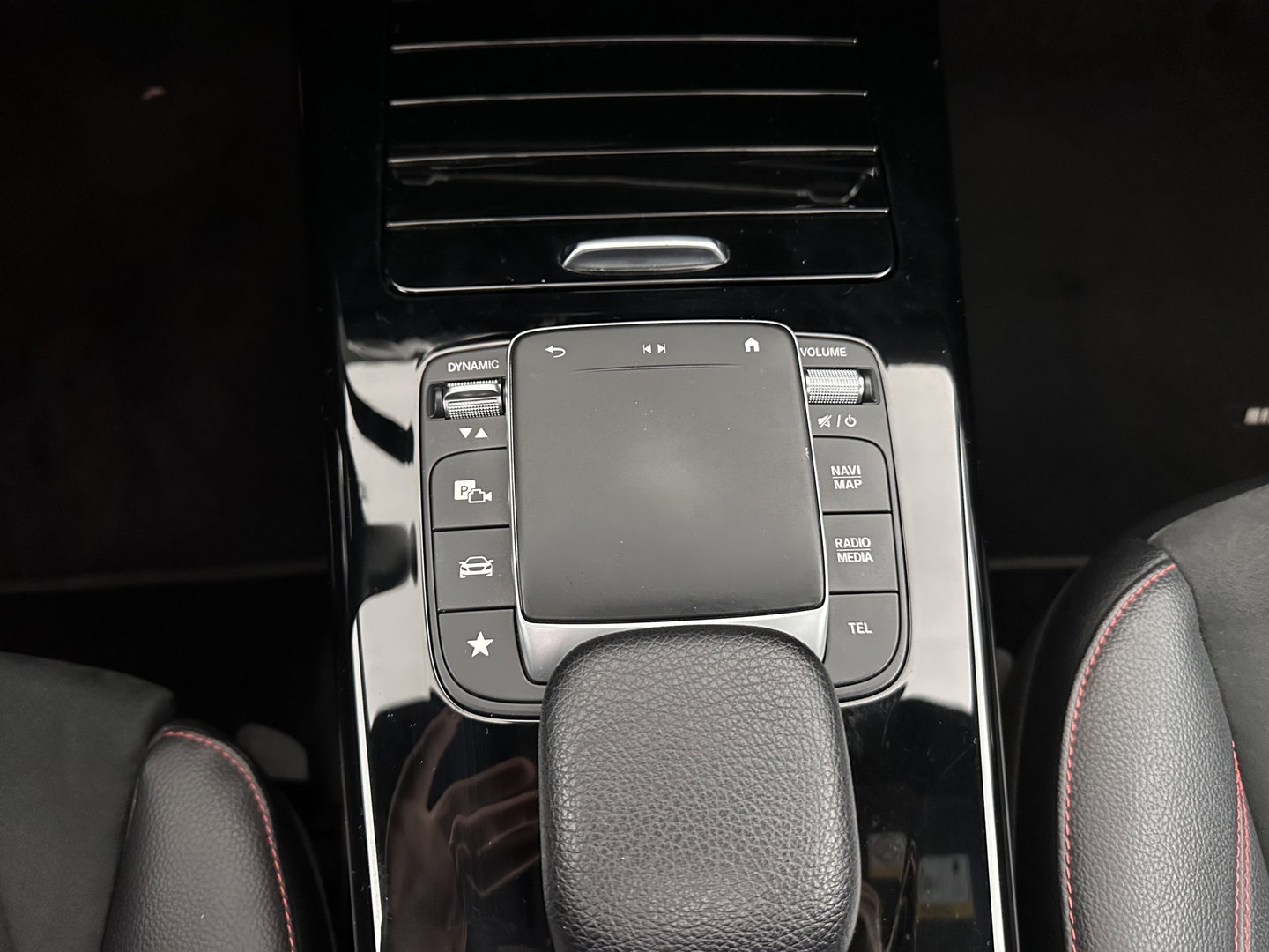 Mercedes-Benz CLA-Klasse Shooting Brake 200 d Business Solution AMG (INCL-BTW) *PANO | DISTRONIC | LEATHER-MICROFIBRE | MULITBEAM | AMBIENTLIGHT | BLINDSPOT | HEATED-SPORTSEATS | WIDESCREEN-DIGICOCKPIT | DAB+ | NAVI-FULLMAP | CAMERA | PRIVACYGLASS | 18''ALU*