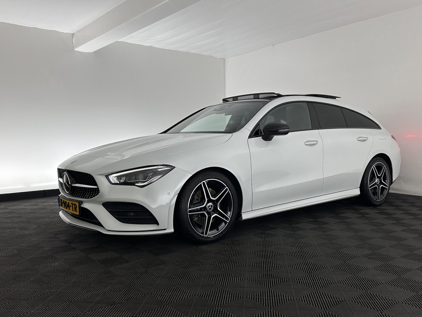 Mercedes-Benz CLA-Klasse Shooting Brake 200 d Business Solution AMG (INCL-BTW) *PANO | DISTRONIC | LEATHER-MICROFIBRE | MULITBEAM | AMBIENTLIGHT | BLINDSPOT | HEATED-SPORTSEATS | WIDESCREEN-DIGICOCKPIT | DAB+ | NAVI-FULLMAP | CAMERA | PRIVACYGLASS | 18''ALU*