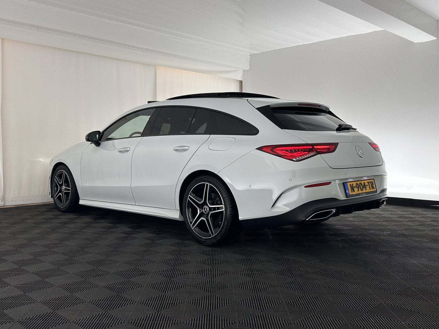 Mercedes-Benz CLA-Klasse Shooting Brake 200 d Business Solution AMG (INCL-BTW) *PANO | DISTRONIC | LEATHER-MICROFIBRE | MULITBEAM | AMBIENTLIGHT | BLINDSPOT | HEATED-SPORTSEATS | WIDESCREEN-DIGICOCKPIT | DAB+ | NAVI-FULLMAP | CAMERA | PRIVACYGLASS | 18''ALU*