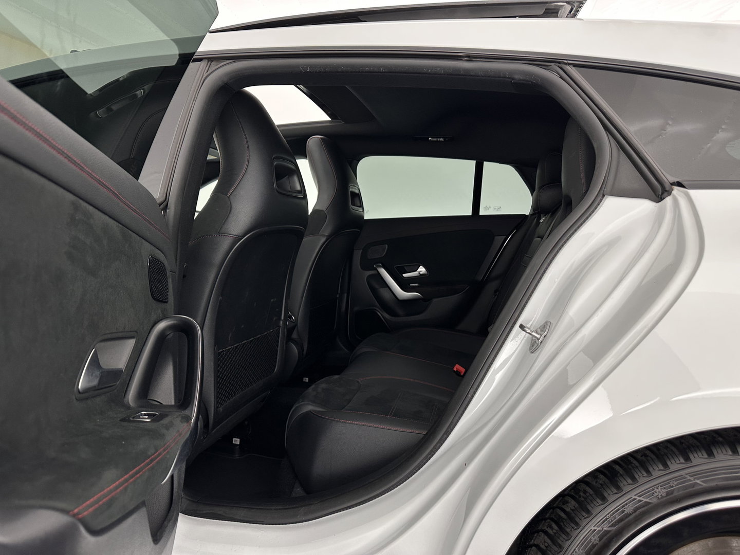 Mercedes-Benz CLA-Klasse Shooting Brake 200 d Business Solution AMG (INCL-BTW) *PANO | DISTRONIC | LEATHER-MICROFIBRE | MULITBEAM | AMBIENTLIGHT | BLINDSPOT | HEATED-SPORTSEATS | WIDESCREEN-DIGICOCKPIT | DAB+ | NAVI-FULLMAP | CAMERA | PRIVACYGLASS | 18''ALU*