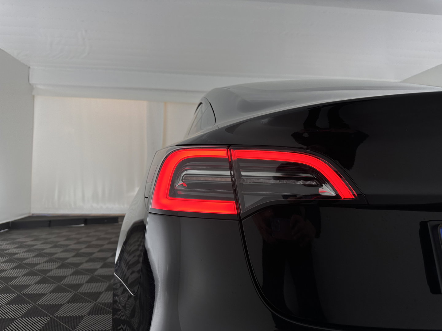 Tesla Model 3 Standard RWD Plus 60 kWh (⚠️electric motor makes a scraping noise ⚠️) [ 3-Fase-11kW ] {SOH-88%]  (INCL-BTW) Aut. *PANO | AUTOPILOT | LEATHER | KEYLESS | FULL-LED | MEMORY-PACK | TOPVIEW | DAB | CARPLAY | DIGI-COCKPIT | LANE-ASSIST | COMFORTSEATS | 19"ALU*