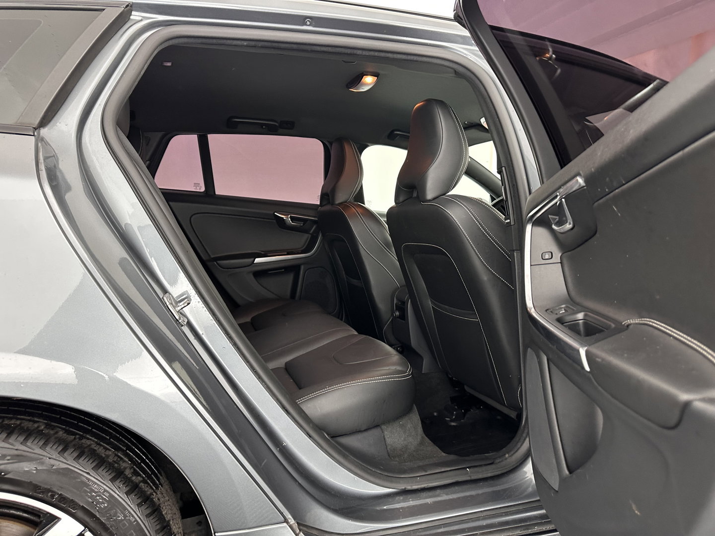 Volvo V60 2.0 D3 Polar+ Aut. *LEATHER | XENON | HEATED-COMFORTSEATS | NAVI-FULLMAP | CAMERA | PRIVACY-GLASS | ECC | PDC | CRUISE | 17''ALU*