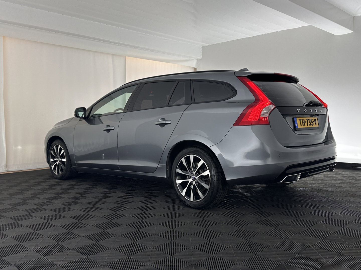 Volvo V60 2.0 D3 Polar+ Aut. *LEATHER | XENON | HEATED-COMFORTSEATS | NAVI-FULLMAP | CAMERA | PRIVACY-GLASS | ECC | PDC | CRUISE | 17''ALU*