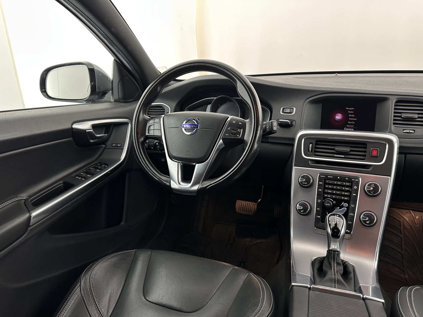 Volvo V60 2.0 D3 Polar+ Aut. *LEATHER | XENON | HEATED-COMFORTSEATS | NAVI-FULLMAP | CAMERA | PRIVACY-GLASS | ECC | PDC | CRUISE | 17''ALU*