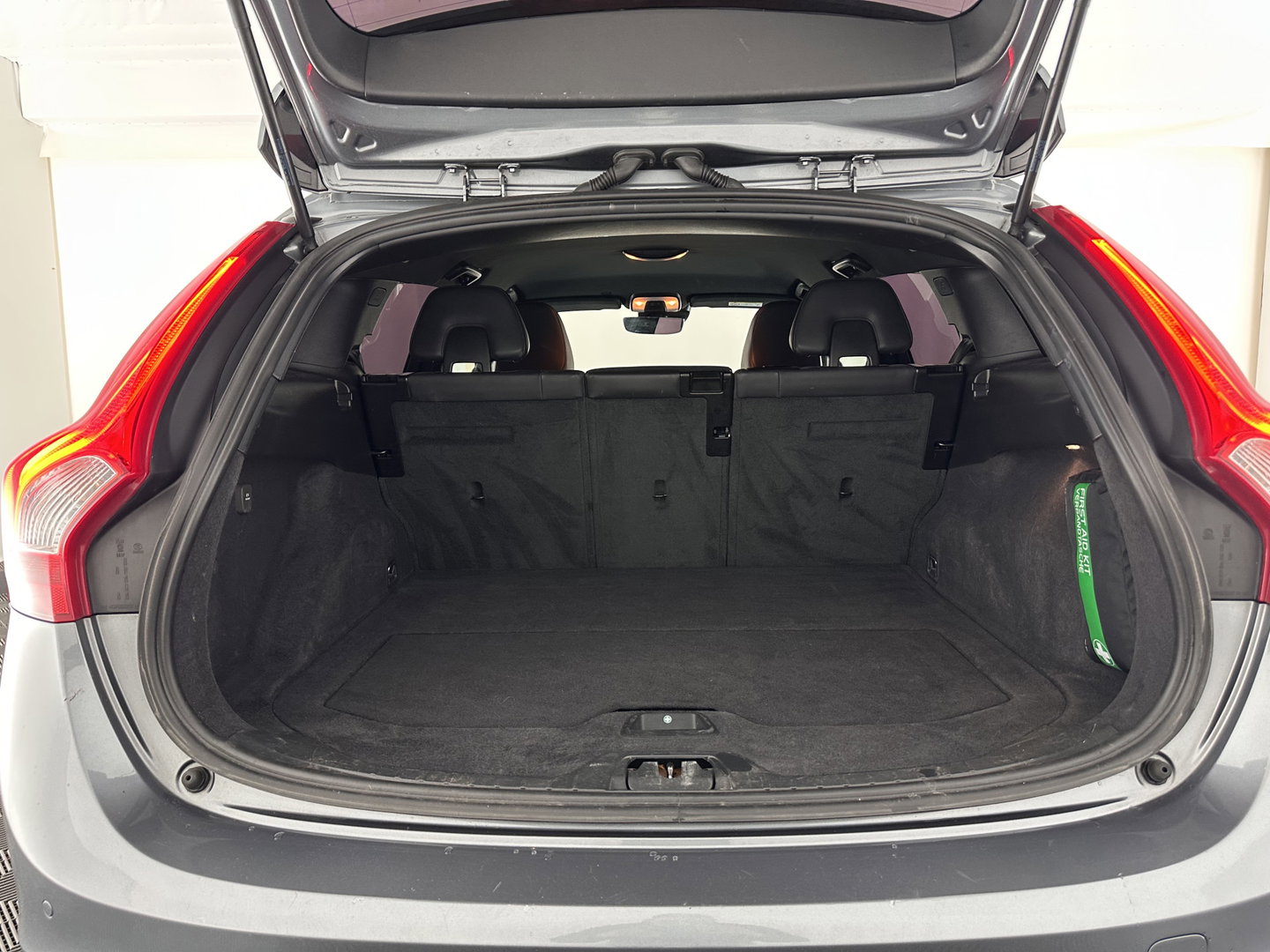 Volvo V60 2.0 D3 Polar+ Aut. *LEATHER | XENON | HEATED-COMFORTSEATS | NAVI-FULLMAP | CAMERA | PRIVACY-GLASS | ECC | PDC | CRUISE | 17''ALU*