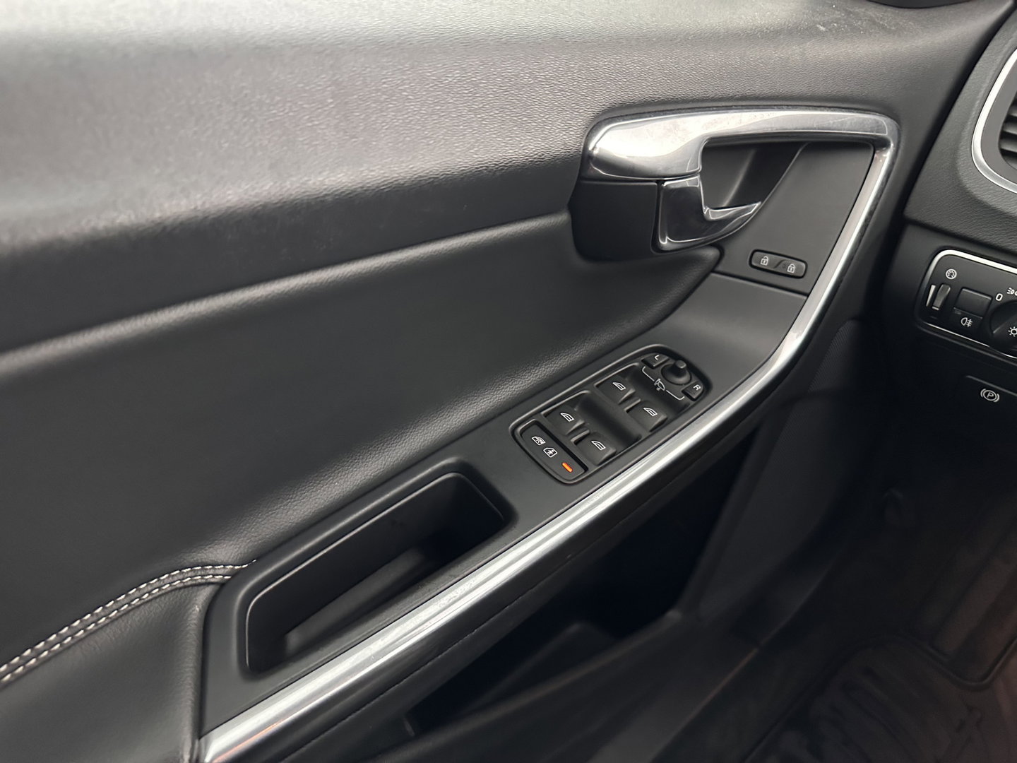 Volvo V60 2.0 D3 Polar+ Aut. *LEATHER | XENON | HEATED-COMFORTSEATS | NAVI-FULLMAP | CAMERA | PRIVACY-GLASS | ECC | PDC | CRUISE | 17''ALU*