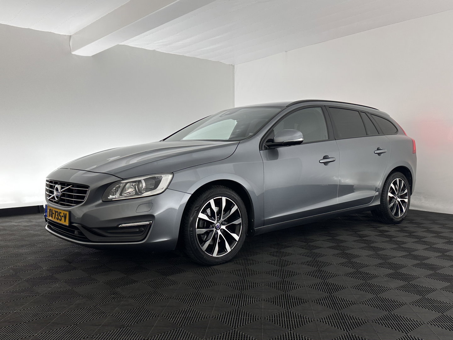 Volvo V60 2.0 D3 Polar+ Aut. *LEATHER | XENON | HEATED-COMFORTSEATS | NAVI-FULLMAP | CAMERA | PRIVACY-GLASS | ECC | PDC | CRUISE | 17''ALU*