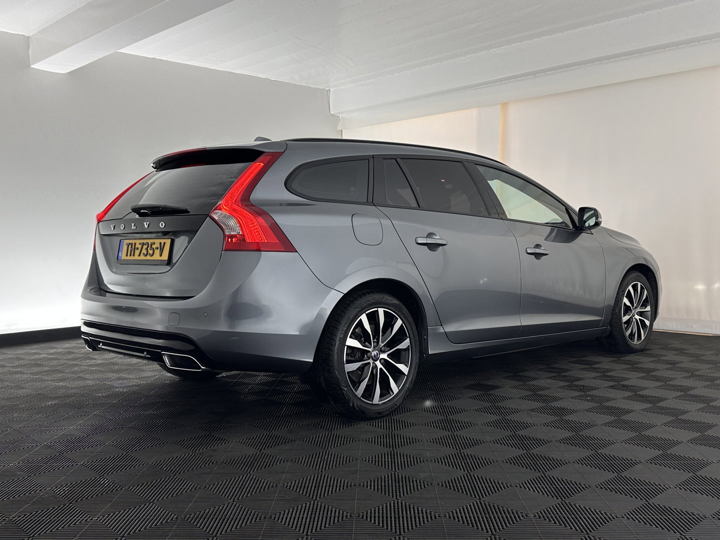 Volvo V60 2.0 D3 Polar+ Aut. *LEATHER | XENON | HEATED-COMFORTSEATS | NAVI-FULLMAP | CAMERA | PRIVACY-GLASS | ECC | PDC | CRUISE | 17''ALU*