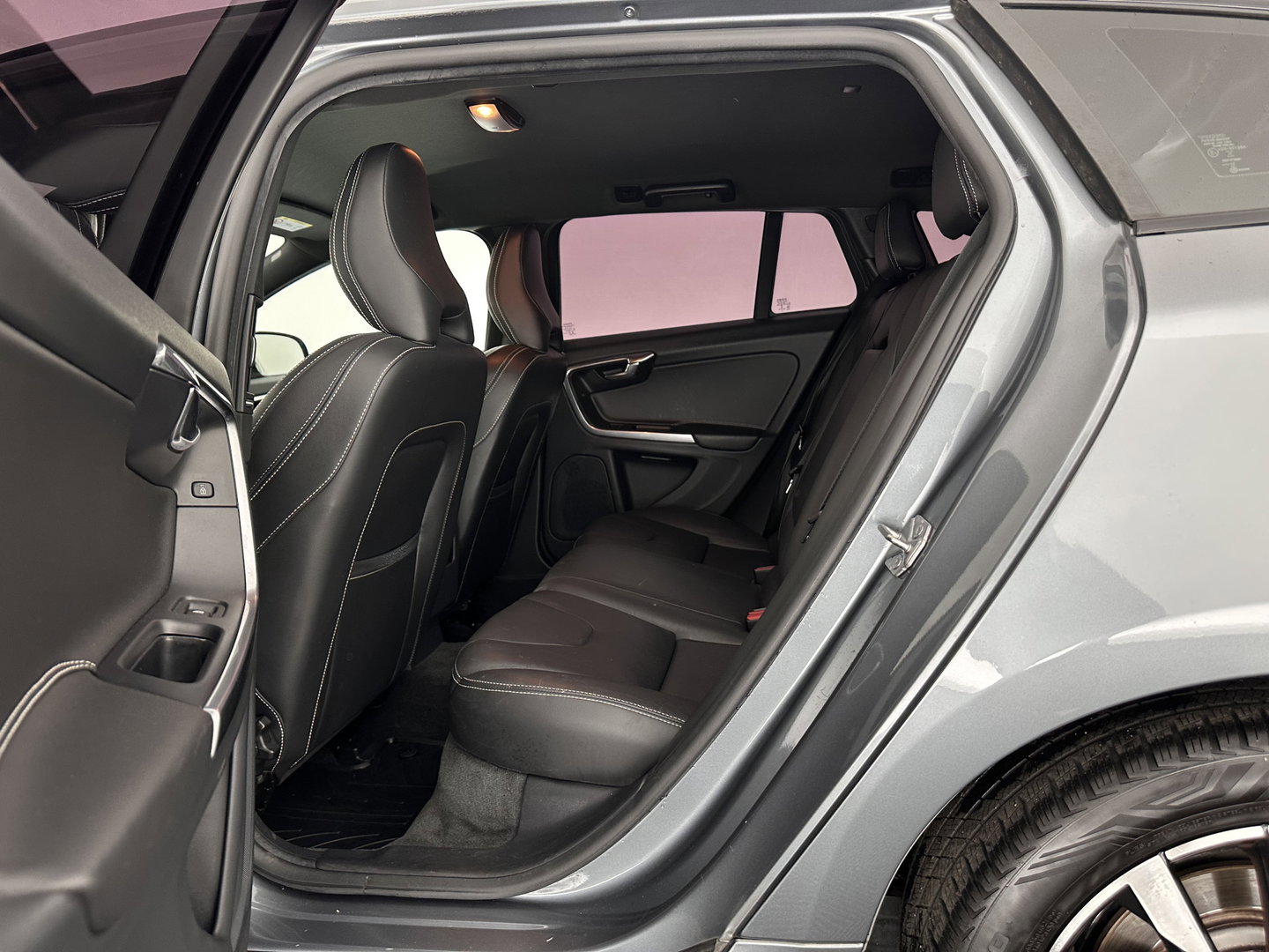 Volvo V60 2.0 D3 Polar+ Aut. *LEATHER | XENON | HEATED-COMFORTSEATS | NAVI-FULLMAP | CAMERA | PRIVACY-GLASS | ECC | PDC | CRUISE | 17''ALU*