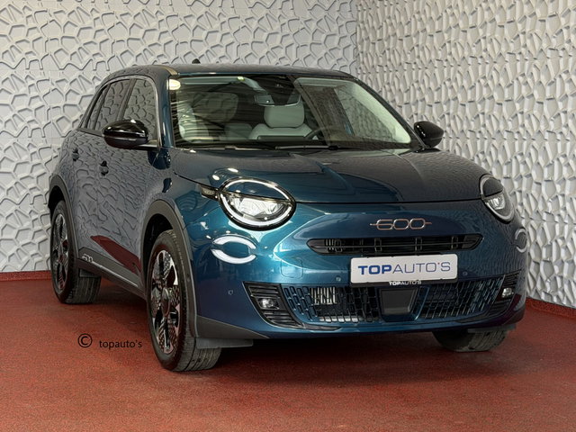 Fiat 600 - 1.2 HYBRID LA PRIMA CAMERA CARPLAY ADAP.CRUISE STOELVERW. ELEK.KLEP LEER MASSAGE ELEK.STOEL 18''LMV ✅ Top Auto Fiat Wijchen , 30 Jaar ervaring in Fiat , Wij leveren de : Icon / La Prima / Pop / Sport . Urban / Benzine / Hybrid . Met Fabrieksgarantie ✅