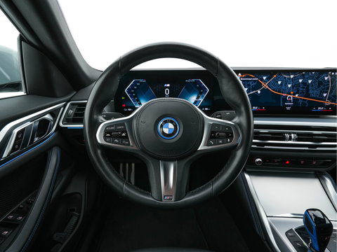 BMW i4 eDrive40 84 kWh M-Sport *M50 JAHRE* [ 3-Fase-11 kW ] {SOH-96%} (INCL-BTW) *LEATHER-ALCANTARA | FULL-LED | ADAPTIVE-CRUISE | HEATED-SPORTSEATS | CAMERA | DAB | DIGI-COCKPIT | NAVI-FULLMAP | AMBIENT-LIGHT | ECC | PDC | CARPLAY | KEYLESS | SHIFTPADDLES | 18