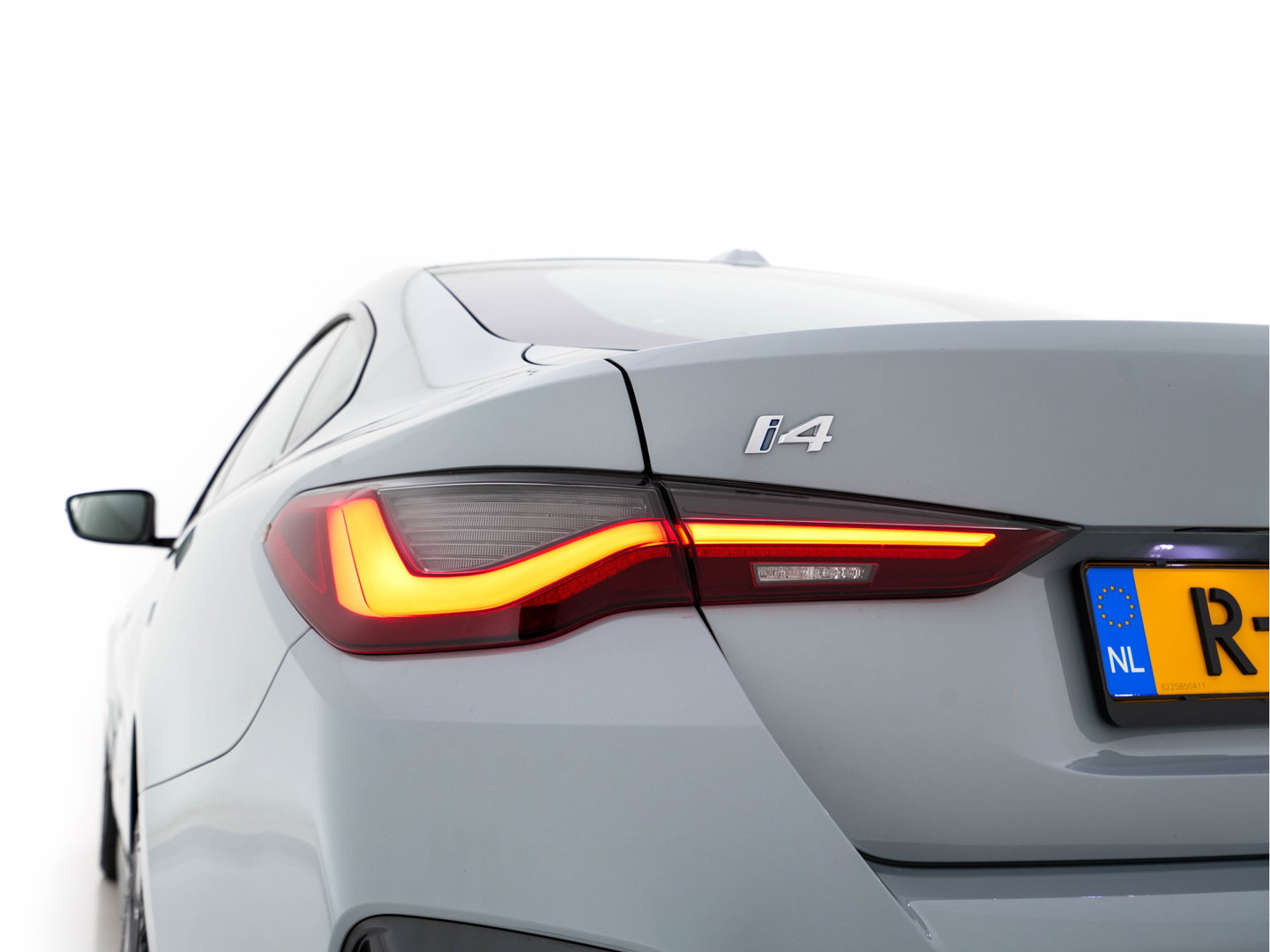 BMW i4 eDrive40 84 kWh M-Sport *M50 JAHRE* [ 3-Fase-11 kW ] {SOH-96%} (INCL-BTW) *LEATHER-ALCANTARA | FULL-LED | ADAPTIVE-CRUISE | HEATED-SPORTSEATS | CAMERA | DAB | DIGI-COCKPIT | NAVI-FULLMAP | AMBIENT-LIGHT | ECC | PDC | CARPLAY | KEYLESS | SHIFTPADDLES | 18