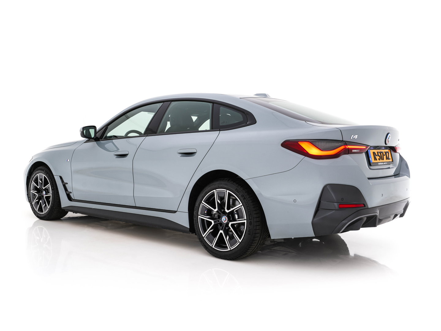 BMW i4 eDrive40 84 kWh M-Sport *M50 JAHRE* [ 3-Fase-11 kW ] {SOH-96%} (INCL-BTW) *LEATHER-ALCANTARA | FULL-LED | ADAPTIVE-CRUISE | HEATED-SPORTSEATS | CAMERA | DAB | DIGI-COCKPIT | NAVI-FULLMAP | AMBIENT-LIGHT | ECC | PDC | CARPLAY | KEYLESS | SHIFTPADDLES | 18