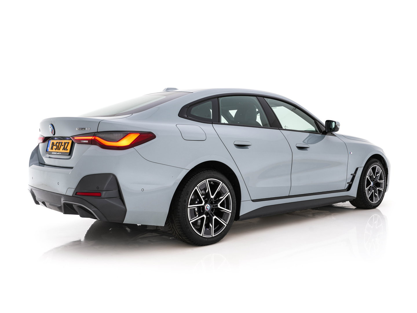 BMW i4 eDrive40 84 kWh M-Sport *M50 JAHRE* [ 3-Fase-11 kW ] {SOH-96%} (INCL-BTW) *LEATHER-ALCANTARA | FULL-LED | ADAPTIVE-CRUISE | HEATED-SPORTSEATS | CAMERA | DAB | DIGI-COCKPIT | NAVI-FULLMAP | AMBIENT-LIGHT | ECC | PDC | CARPLAY | KEYLESS | SHIFTPADDLES | 18