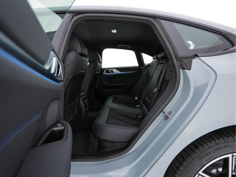 BMW i4 eDrive40 84 kWh M-Sport *M50 JAHRE* [ 3-Fase-11 kW ] {SOH-96%} (INCL-BTW) *LEATHER-ALCANTARA | FULL-LED | ADAPTIVE-CRUISE | HEATED-SPORTSEATS | CAMERA | DAB | DIGI-COCKPIT | NAVI-FULLMAP | AMBIENT-LIGHT | ECC | PDC | CARPLAY | KEYLESS | SHIFTPADDLES | 18