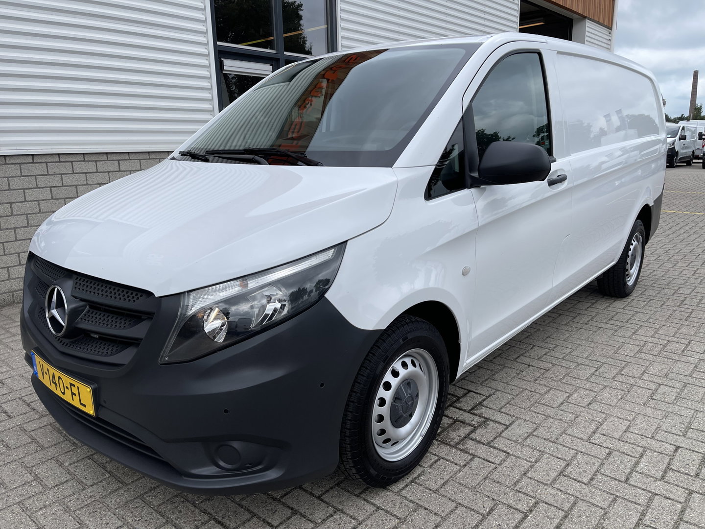 Mercedes-Benz Vito 109 CDI Lang L2H1 / rijklaar € 14.950 ex btw / lease vanaf € 329 / cruise / trekhaak / airco / navigatie / achteruit rijcamera / achterdeuren / euro 6 diesel !