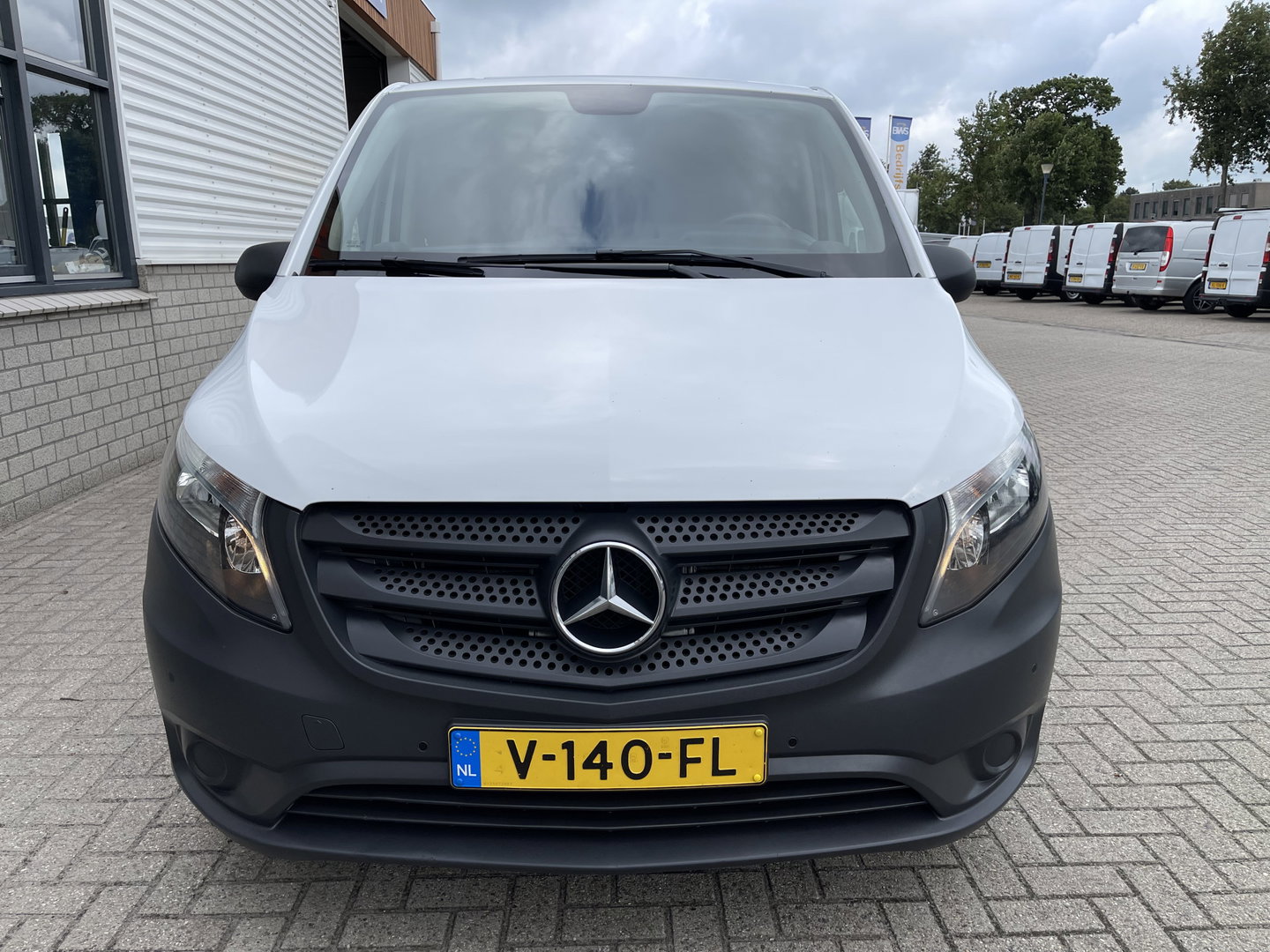 Mercedes-Benz Vito 109 CDI Lang L2H1 / rijklaar € 14.950 ex btw / lease vanaf € 329 / cruise / trekhaak / airco / navigatie / achteruit rijcamera / achterdeuren / euro 6 diesel !