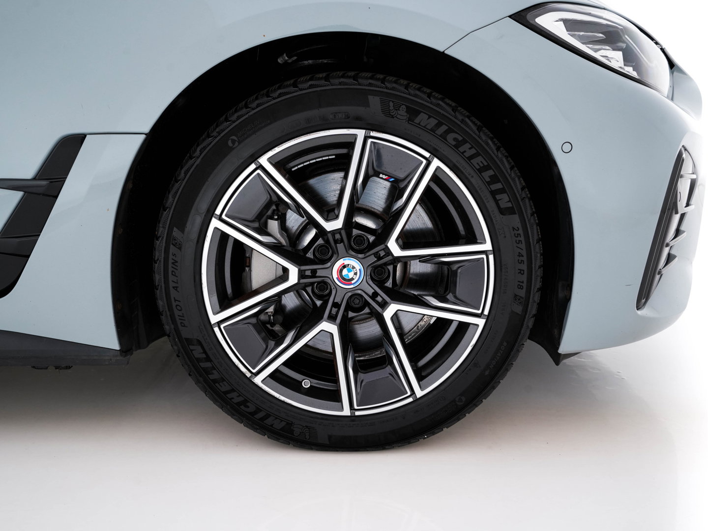 BMW i4 eDrive40 84 kWh M-Sport *M50 JAHRE* [ 3-Fase-11 kW ] {SOH-96%} (INCL-BTW) *LEATHER-ALCANTARA | FULL-LED | ADAPTIVE-CRUISE | HEATED-SPORTSEATS | CAMERA | DAB | DIGI-COCKPIT | NAVI-FULLMAP | AMBIENT-LIGHT | ECC | PDC | CARPLAY | KEYLESS | SHIFTPADDLES | 18