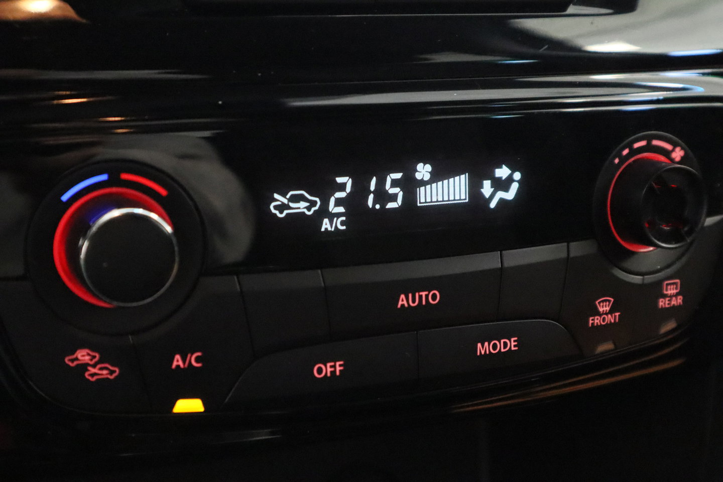 Suzuki Vitara 1.4 Boosterjet Style Smart Hybrid Navigatie Full-led Trekhaak 24 Maanden garantie* (Vraag naar de voorwaarden)