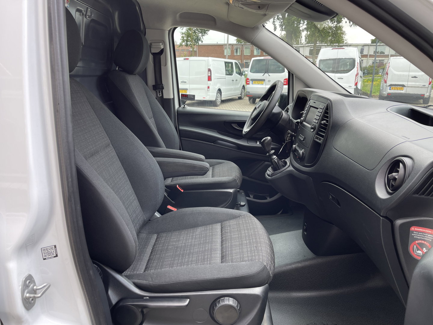 Mercedes-Benz Vito 109 CDI Lang L2H1 / rijklaar € 14.950 ex btw / lease vanaf € 329 / cruise / trekhaak / airco / navigatie / achteruit rijcamera / achterdeuren / euro 6 diesel !