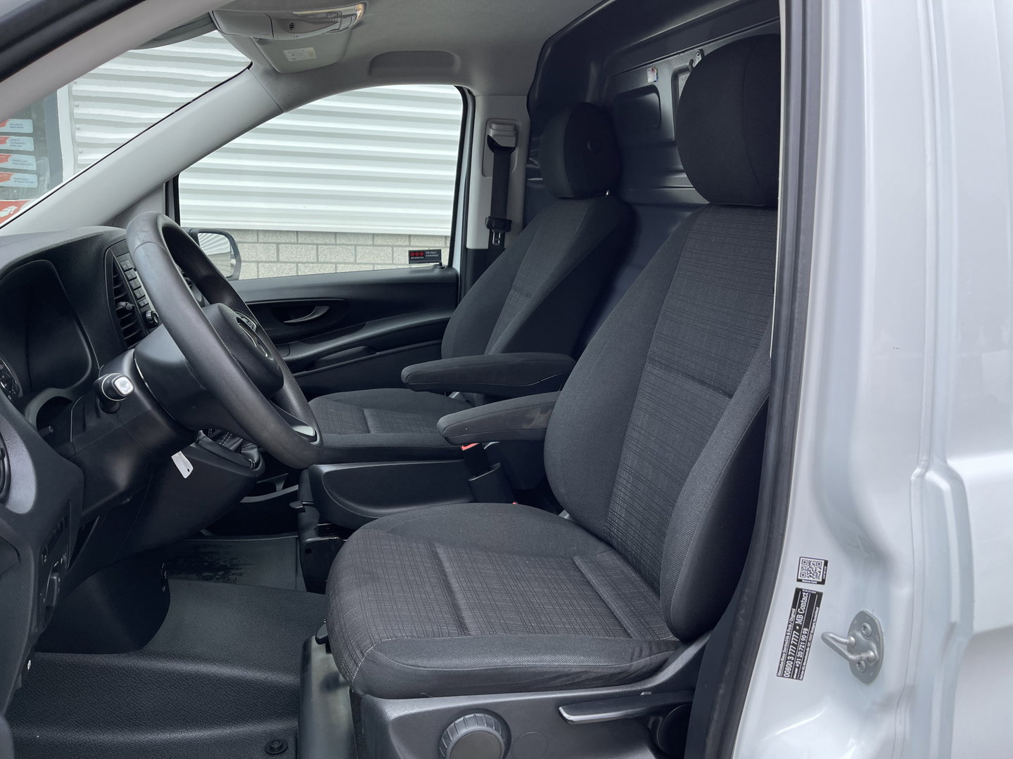 Mercedes-Benz Vito 109 CDI Lang L2H1 / rijklaar € 14.950 ex btw / lease vanaf € 329 / cruise / trekhaak / airco / navigatie / achteruit rijcamera / achterdeuren / euro 6 diesel !