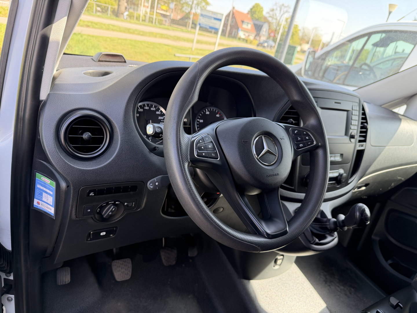 Mercedes-Benz Vito 109 CDI Lang L2H1 / rijklaar € 14.950 ex btw / lease vanaf € 329 / cruise / trekhaak / airco / navigatie / achteruit rijcamera / achterdeuren / euro 6 diesel !