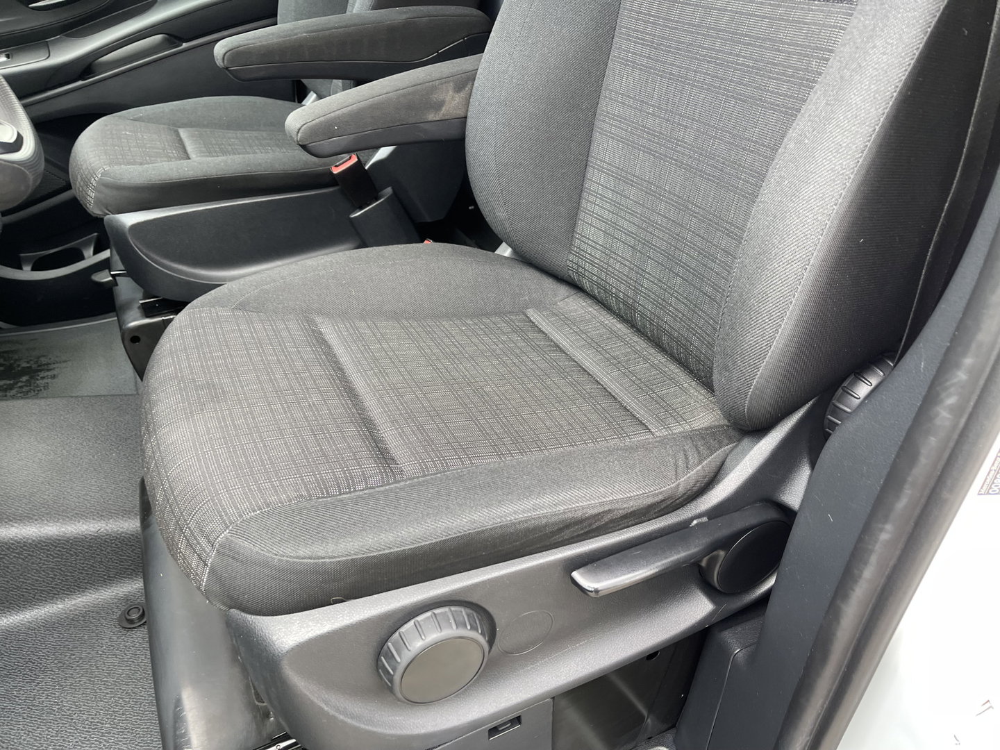 Mercedes-Benz Vito 109 CDI Lang L2H1 / rijklaar € 14.950 ex btw / lease vanaf € 329 / cruise / trekhaak / airco / navigatie / achteruit rijcamera / achterdeuren / euro 6 diesel !