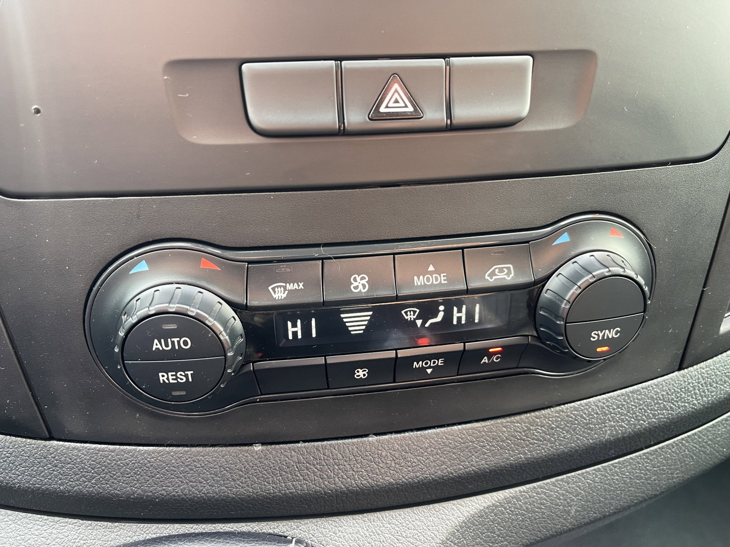 Mercedes-Benz Vito 109 CDI Lang L2H1 / rijklaar € 14.950 ex btw / lease vanaf € 329 / cruise / trekhaak / airco / navigatie / achteruit rijcamera / achterdeuren / euro 6 diesel !