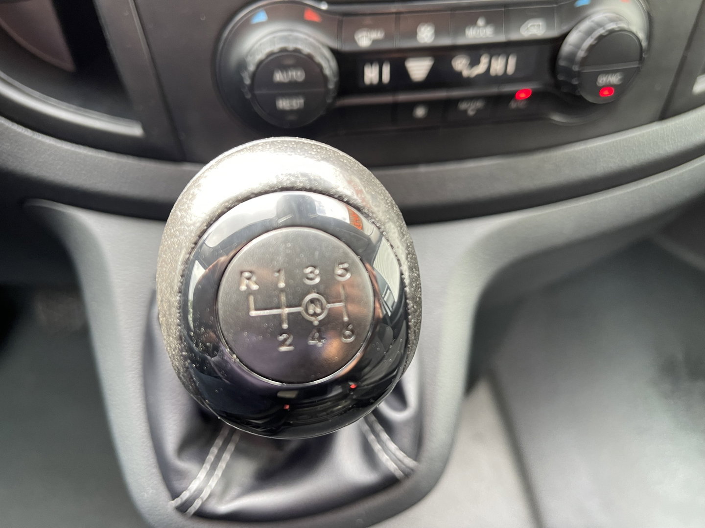 Mercedes-Benz Vito 109 CDI Lang L2H1 / rijklaar € 14.950 ex btw / lease vanaf € 329 / cruise / trekhaak / airco / navigatie / achteruit rijcamera / achterdeuren / euro 6 diesel !