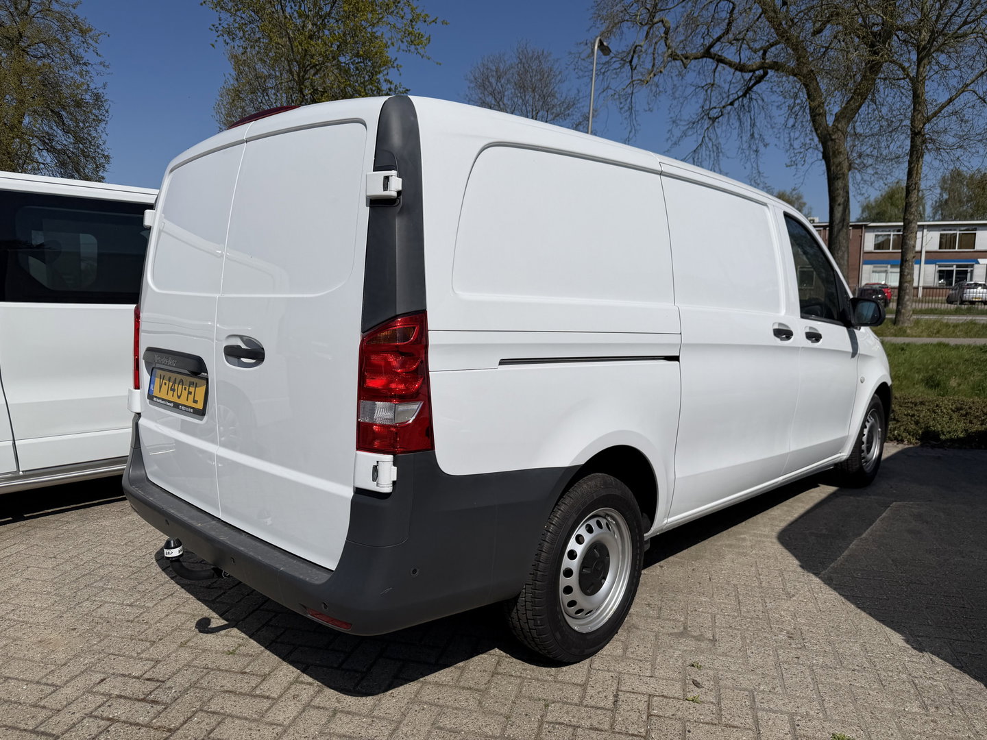 Mercedes-Benz Vito 109 CDI Lang L2H1 / rijklaar € 14.950 ex btw / lease vanaf € 329 / cruise / trekhaak / airco / navigatie / achteruit rijcamera / achterdeuren / euro 6 diesel !