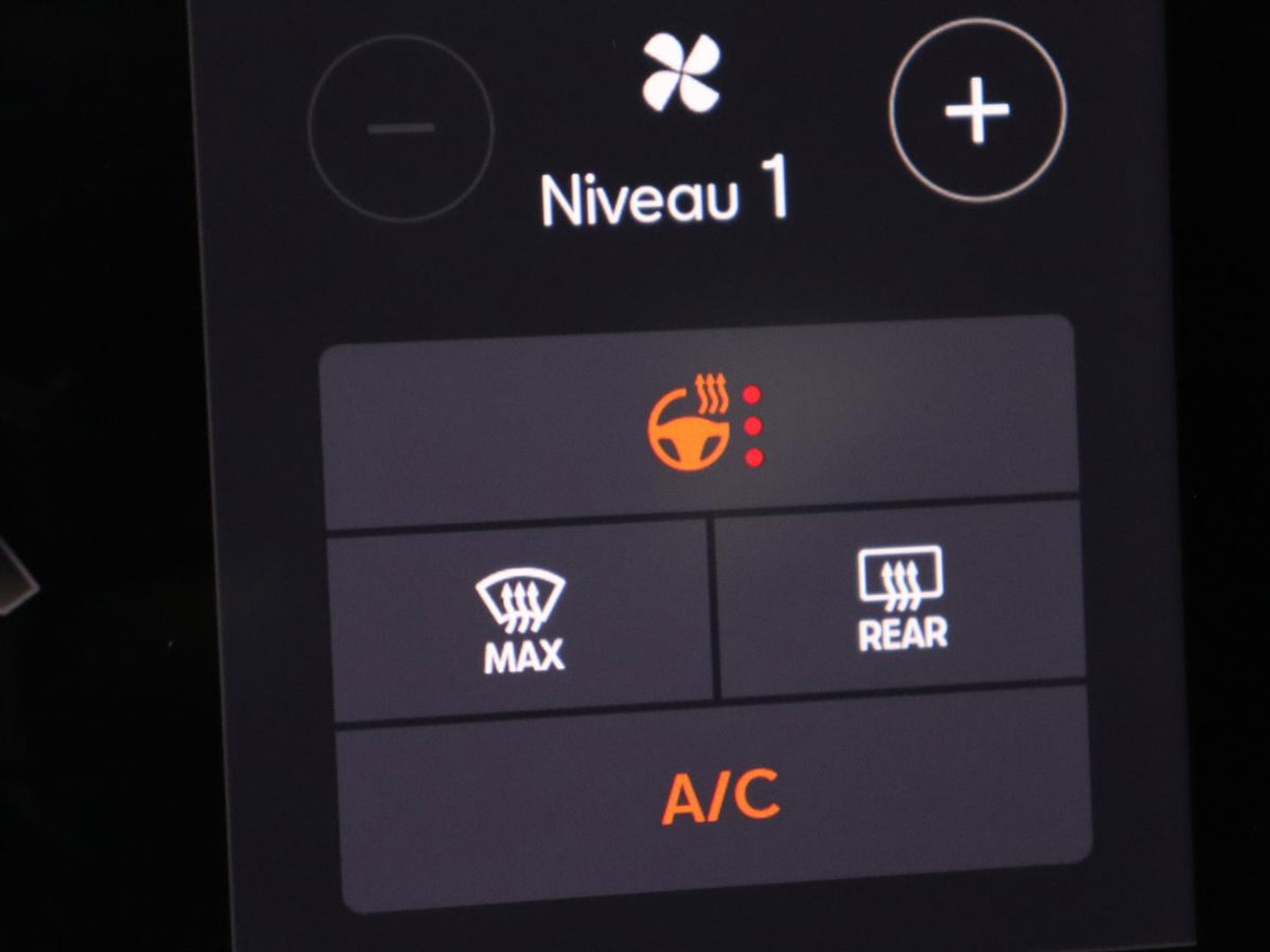 CUPRA Leon 1.4 eHybrid VZ | SOH 93,4% | Stoelverwarming | Trekhaak | Adaptive cruise | Carplay | Navigatie | Sfeerverlichting | Stuurverwarming | 19'' | Parkeerhulp | Climate control | Half leder | Sportstoelen | PHEV | Plug In