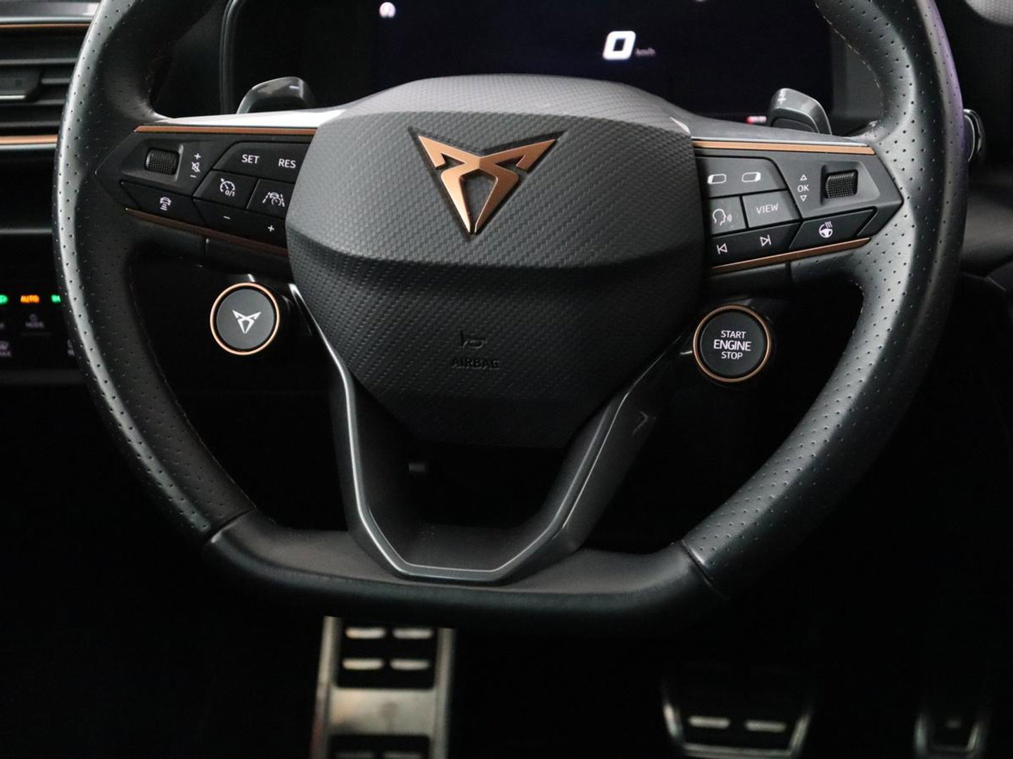 CUPRA Leon 1.4 eHybrid VZ | SOH 93,4% | Stoelverwarming | Trekhaak | Adaptive cruise | Carplay | Navigatie | Sfeerverlichting | Stuurverwarming | 19'' | Parkeerhulp | Climate control | Half leder | Sportstoelen | PHEV | Plug In