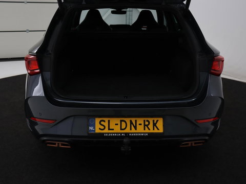 CUPRA Leon 1.4 eHybrid VZ | SOH 93,4% | Stoelverwarming | Trekhaak | Adaptive cruise | Carplay | Navigatie | Sfeerverlichting | Stuurverwarming | 19'' | Parkeerhulp | Climate control | Half leder | Sportstoelen | PHEV | Plug In