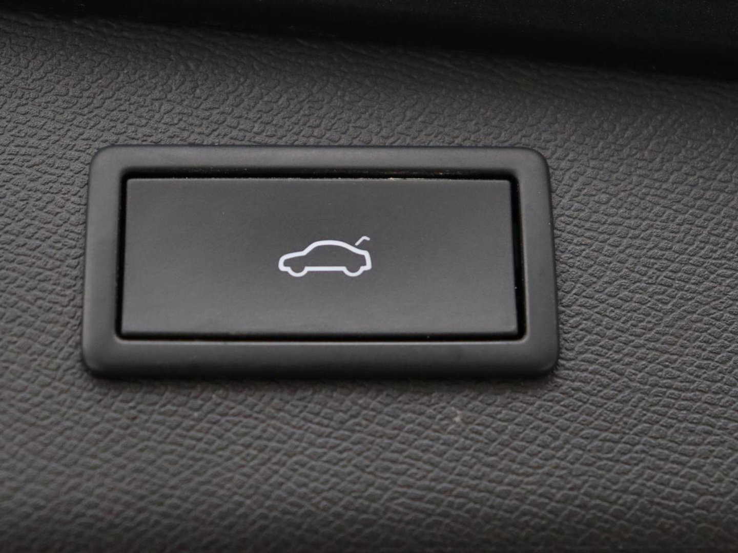 CUPRA Leon 1.4 eHybrid VZ | SOH 93,4% | Stoelverwarming | Trekhaak | Adaptive cruise | Carplay | Navigatie | Sfeerverlichting | Stuurverwarming | 19'' | Parkeerhulp | Climate control | Half leder | Sportstoelen | PHEV | Plug In