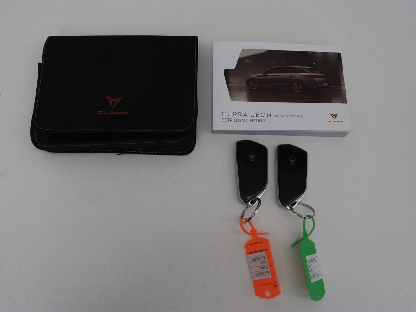 CUPRA Leon 1.4 eHybrid VZ | SOH 93,4% | Stoelverwarming | Trekhaak | Adaptive cruise | Carplay | Navigatie | Sfeerverlichting | Stuurverwarming | 19'' | Parkeerhulp | Climate control | Half leder | Sportstoelen | PHEV | Plug In