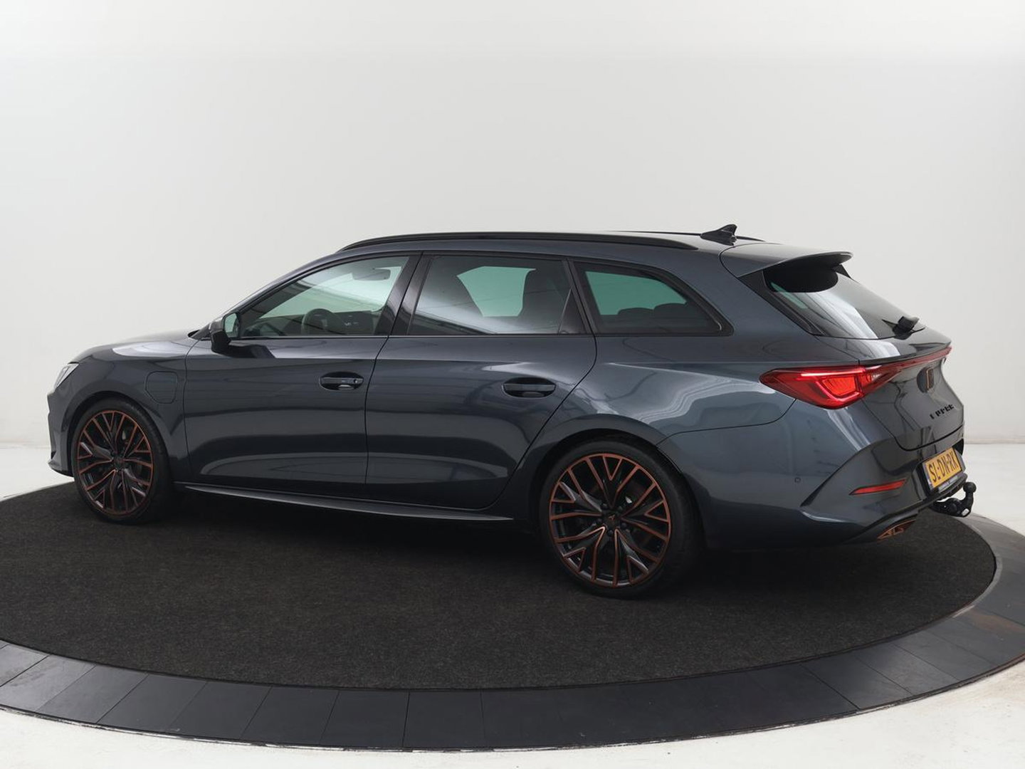 CUPRA Leon 1.4 eHybrid VZ | SOH 93,4% | Stoelverwarming | Trekhaak | Adaptive cruise | Carplay | Navigatie | Sfeerverlichting | Stuurverwarming | 19'' | Parkeerhulp | Climate control | Half leder | Sportstoelen | PHEV | Plug In