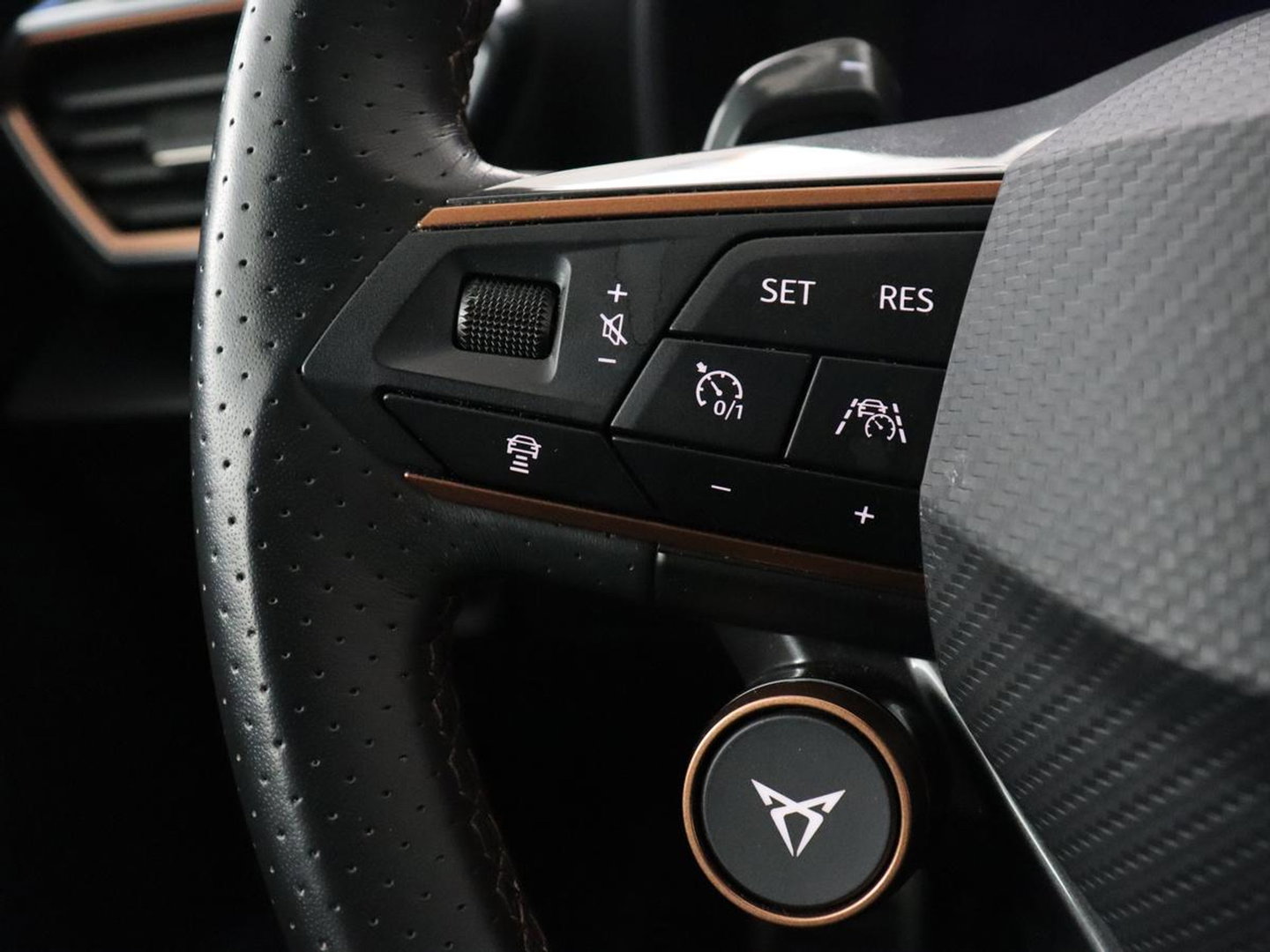 CUPRA Leon 1.4 eHybrid VZ | SOH 93,4% | Stoelverwarming | Trekhaak | Adaptive cruise | Carplay | Navigatie | Sfeerverlichting | Stuurverwarming | 19'' | Parkeerhulp | Climate control | Half leder | Sportstoelen | PHEV | Plug In