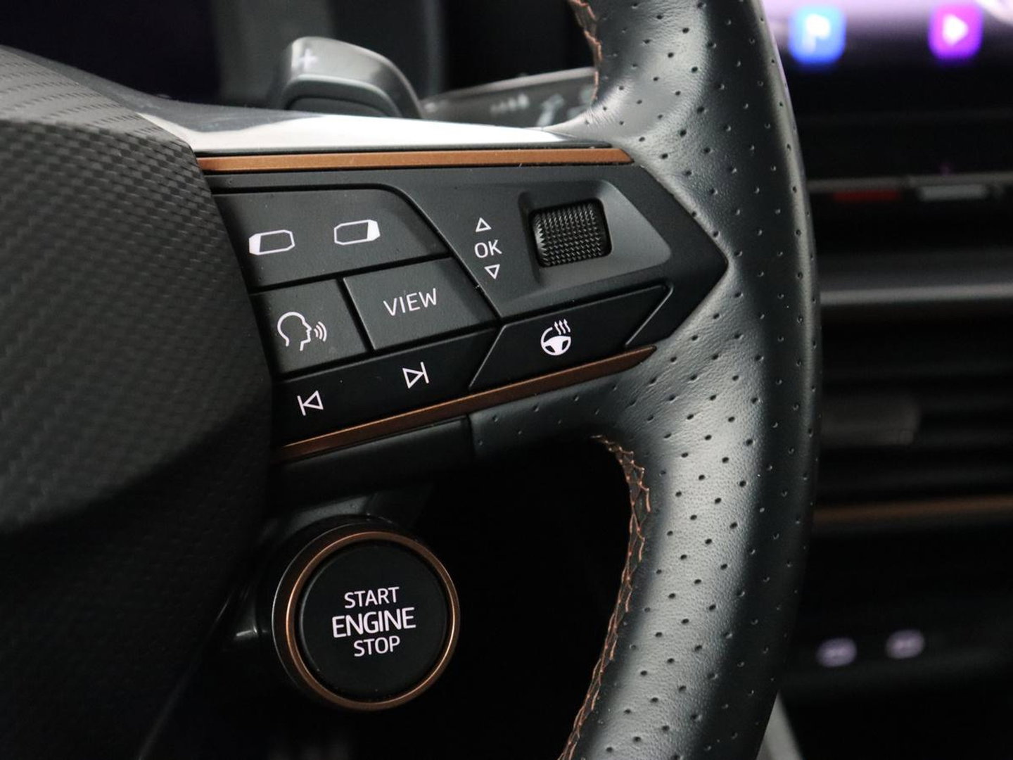 CUPRA Leon 1.4 eHybrid VZ | SOH 93,4% | Stoelverwarming | Trekhaak | Adaptive cruise | Carplay | Navigatie | Sfeerverlichting | Stuurverwarming | 19'' | Parkeerhulp | Climate control | Half leder | Sportstoelen | PHEV | Plug In